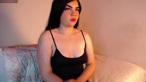 saaraaah_ online show from November 19, 1:11 pm