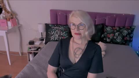 Sabrina MacMarren online show from December 28, 5:25 pm