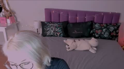 Sabrina MacMarren online show from December 28, 8:25 pm