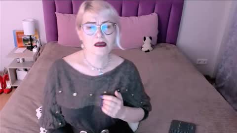 Sabrina MacMarren online show from November 25, 1:00 pm