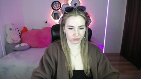 Snapshot of sabrinviolet chatting on May 5, 8:11 am Sabrina Violet online show from May 5, 8:11 am