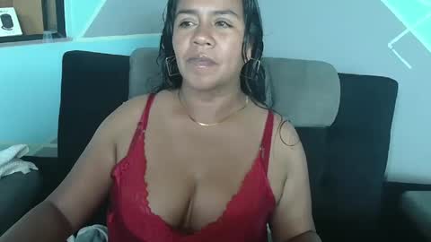 Snapshot of saggil_0385 chatting on May 18, 5:02 am saggil_0385 online show from May 18, 5:02 am