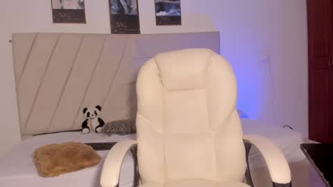 Snapshot of samaraa_smith1 chatting on February 10, 12:09 pm samaraa_smith1 online show from February 10, 12:09 pm