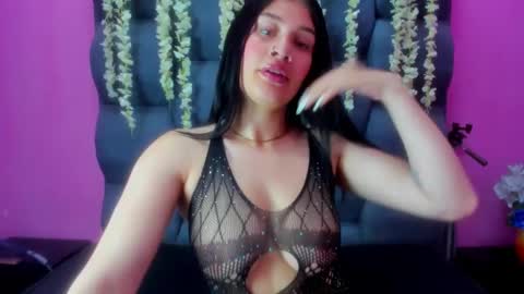samarhamiller_ online show from October 8, 2:04 pm