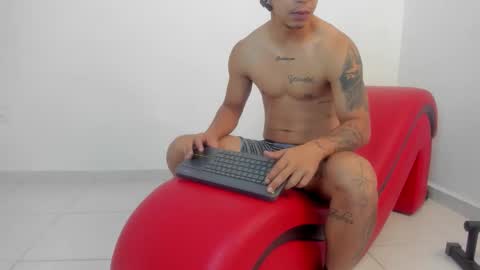 Snapshot of sammy_and_mike_ls chatting on January 18, 11:03 am Sophie y Mark online show from January 18, 11:03 am