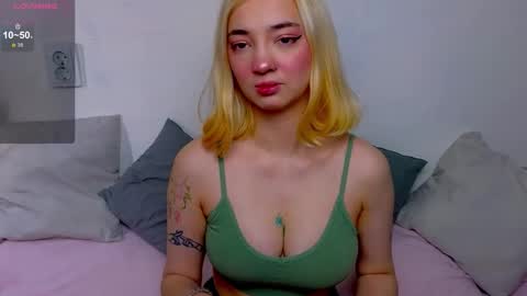 Snapshot of sandra_bell_ chatting on October 20, 6:58 am Sandra online show from October 20, 6:58 am