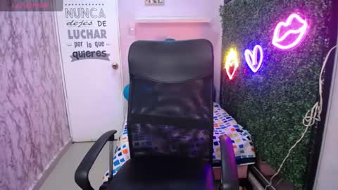 Snapshot of sandra_petite19 chatting on July 22, 3:09 am sandra online show from July 22, 3:09 am