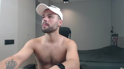 Snapshot of sandro_best chatting on June 19, 9:35 am DeAlex online show from June 19, 9:35 am