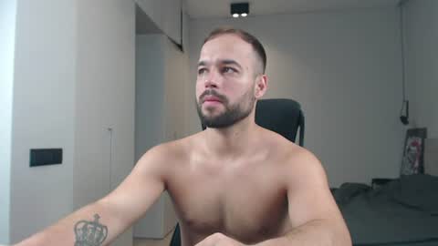 Snapshot of sandro_best chatting on June 25, 9:03 am DeAlex online show from June 25, 9:03 am