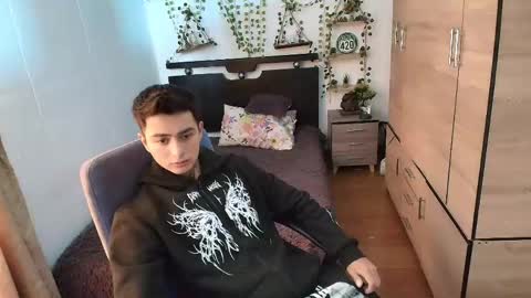 santi_ss online show from June 7, 2:32 pm