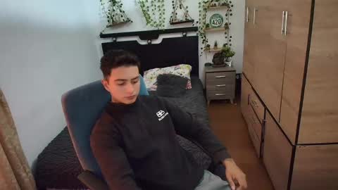 santi_ss online show from June 8, 2:50 pm