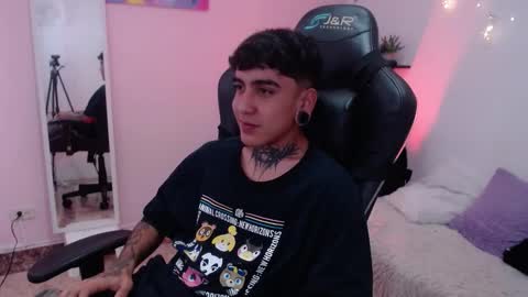 santiabader_os online show from October 3, 7:33 pm