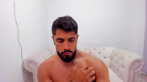 santiago_huntt online show from December 12, 11:47 pm