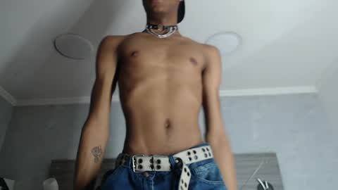 Santiiiiii  online show from April 4, 1:15 am