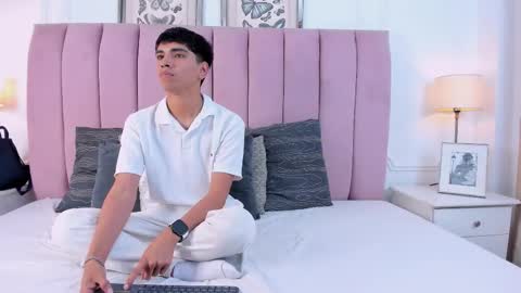 Santiago Carrington online show from March 13, 9:10 pm