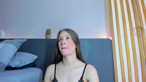 sara__jones_ online show from September 18, 11:45 am