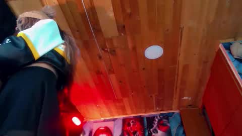 Snapshot of sara_buck chatting on April 15, 6:09 am sara_buck online show from April 15, 6:09 am