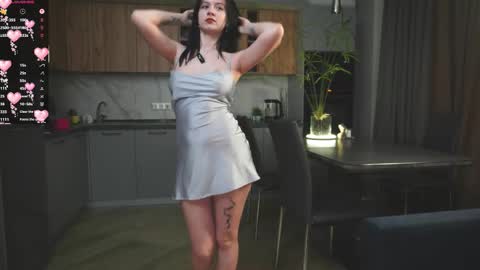 Snapshot of sara_hillson chatting on November 12, 4:29 pm Hi my name is Sara Im 18 years old. I like to travel and make new acquaintances online show from November 12, 4:29 pm