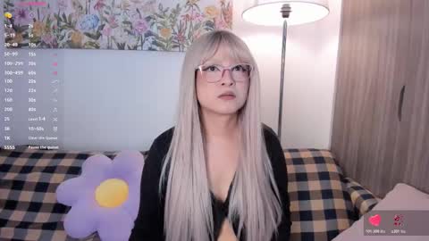 Snapshot of sara_kim_ chatting on January 12, 11:21 pm Sara new account give me thomb up Follow me help me reach 15k followers again online show from January 12, 11:21 pm