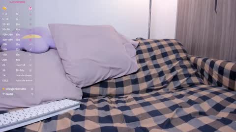 Snapshot of sara_kim_ chatting on January 13, 11:21 pm Sara new account give me thomb up Follow me help me reach 15k followers again online show from January 13, 11:21 pm