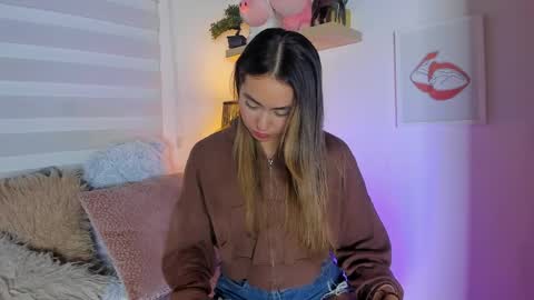 Snapshot of sara_madrid_ chatting on May 3, 12:11 pm online show from May 3, 12:11 pm