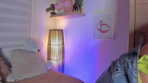 Snapshot of sara_madrid_ chatting on May 26, 12:23 pm online show from May 26, 12:23 pm