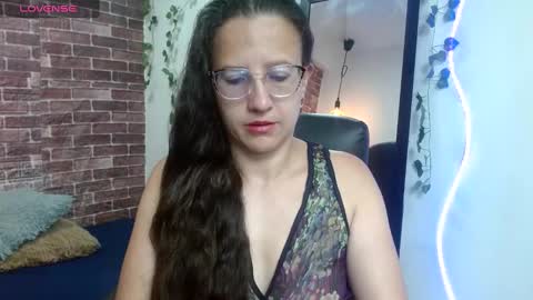 Snapshot of sara_marris0n chatting on December 5, 10:44 am Sara online show from December 5, 10:44 am