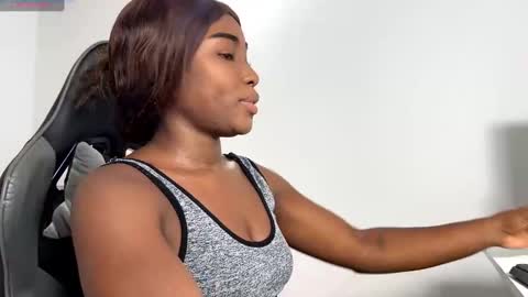 Snapshot of sara_muscle chatting on December 10, 11:30 pm Sara online show from December 10, 11:30 pm