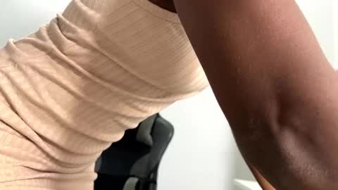 Snapshot of sara_muscle chatting on December 18, 1:05 am Sara online show from December 18, 1:05 am