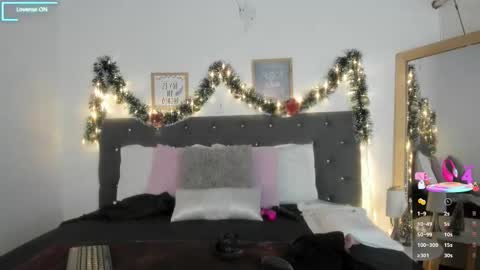 Sara  online show from December 16, 7:08 pm