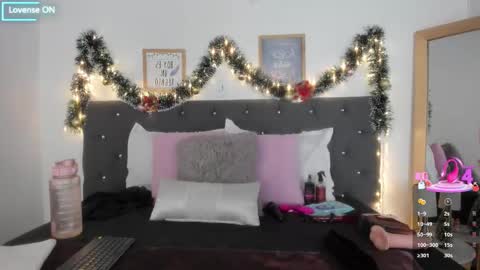 Sara  online show from December 17, 7:09 pm