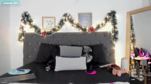 Sara  online show from December 22, 5:32 pm