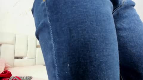 sara_sm1th_ online show from May 22, 12:00 pm