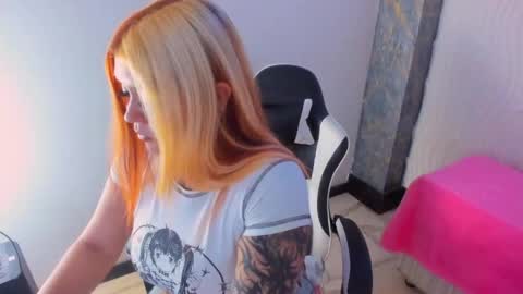 Snapshot of sara_winehouse1 chatting on June 5, 5:36 am 1 online show from June 5, 5:36 am