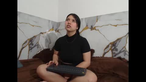 Snapshot of saraandthomas chatting on November 20, 12:00 am sara and thomas online show from November 20, 12:00 am