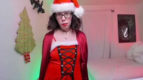 Snapshot of saradesirexo chatting on December 8, 2:28 am Sara Desire online show from December 8, 2:28 am