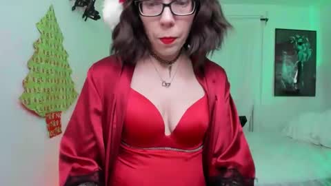 Snapshot of saradesirexo chatting on December 9, 2:24 am Sara Desire online show from December 9, 2:24 am