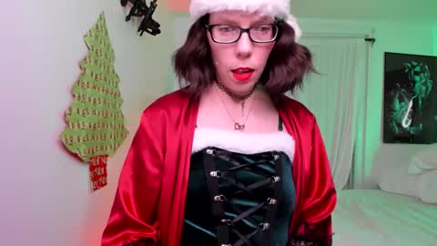 Snapshot of saradesirexo chatting on December 10, 2:05 am Sara Desire online show from December 10, 2:05 am