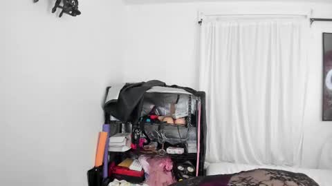 Snapshot of saradesirexo chatting on March 6, 9:03 am Sara Desire online show from March 6, 9:03 am