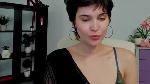 Sarah online show from May 10, 1:49 pm