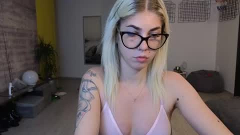 sarahcamsx online show from June 18, 8:57 pm
