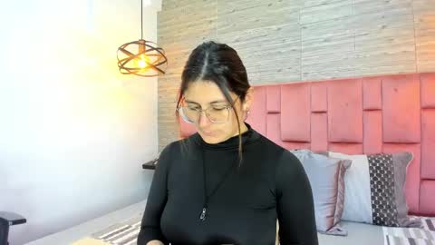 Sarah Deyvis online show from October 8, 11:30 am