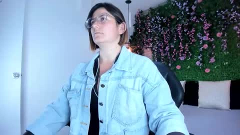 Sarah Deyvis online show from December 1, 1:05 pm