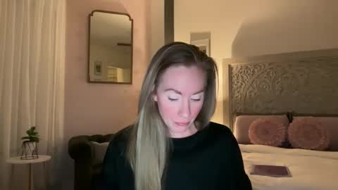 Snapshot of sarahgiroux86 chatting on June 3, 3:42 am Sarah online show from June 3, 3:42 am