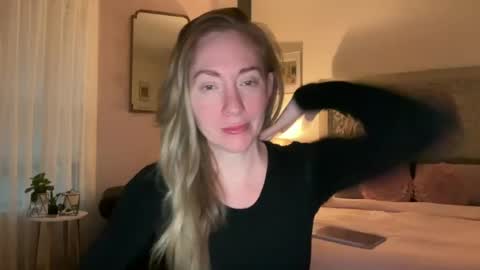 Snapshot of sarahgiroux86 chatting on June 27, 2:49 am Sarah online show from June 27, 2:49 am