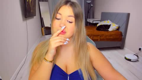 Sarah online show from February 9, 2:43 pm