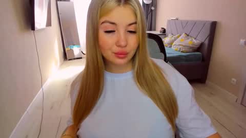 Snapshot of sarahmils chatting on March 23, 11:36 am Sarah online show from March 23, 11:36 am