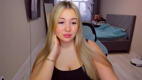 Snapshot of sarahmils chatting on April 5, 12:24 pm Sarah online show from April 5, 12:24 pm