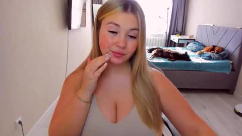 Snapshot of sarahmils chatting on April 24, 1:46 pm Sarah online show from April 24, 1:46 pm