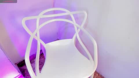 Sarahnovoa  online show from November 30, 5:39 pm